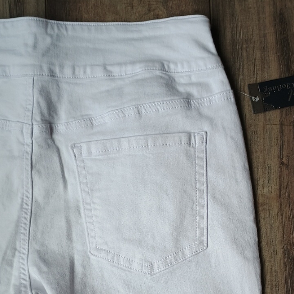 Stylish White Cropped Jeans for Women - Picture 9 of 12